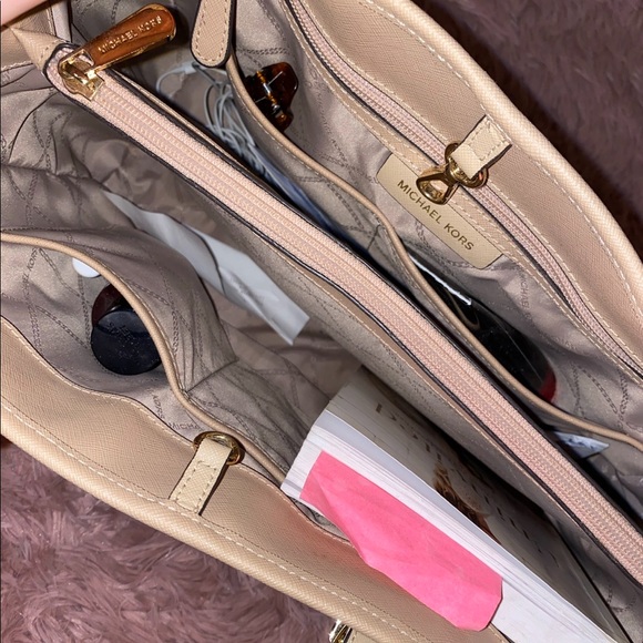 MK purse! - Picture 3 of 3